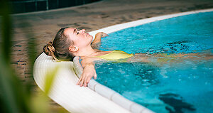 Entspannen im Pool im Wellnesshotel